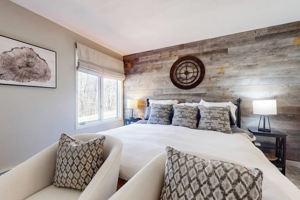2 bedrooms, desk, WiFi (free), bed sheets