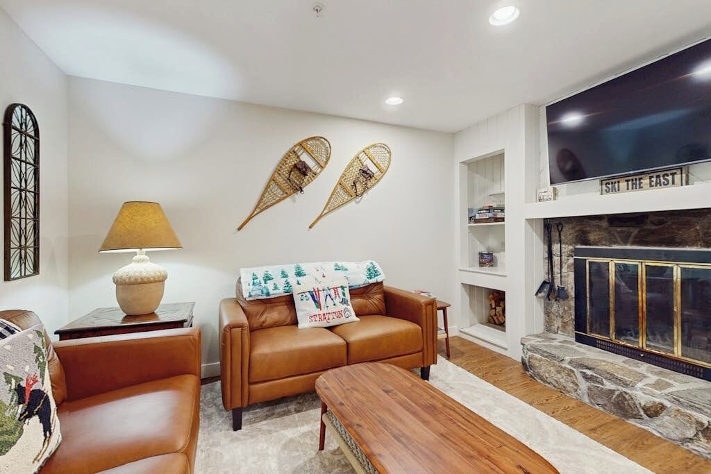 Updated Ground Floor Condo W/ Patio, Fireplace, Ski Locker, Door To Door Shuttle - Dorset, VT