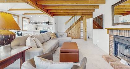 Convenient village condo w/ mountain views, close to Okemo, partial a/c, w/d