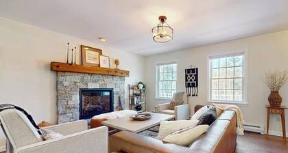 Delightful house w/ hot tub, wrap-around deck, ping-pong-pool table, fireplaces