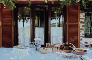 Outdoor dining - Filoxenia-Drakeia (Drakia)
