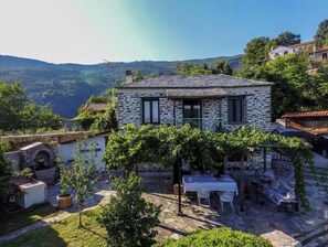 Outdoor dining - Filoxenia-Drakeia (Drakia)