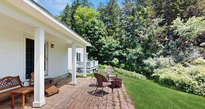 Spacious village house, dog-friendly, patio, fireplace, a/c, air hockey, w/d