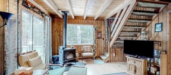 Dog-friendly home with woodstove & W/D - next to golf course and near skiing