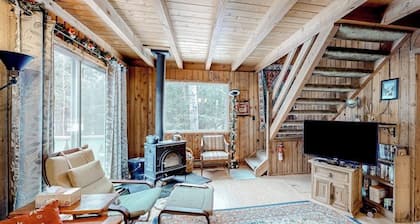 Dog-friendly home with woodstove & W/D - next to golf course and near skiing