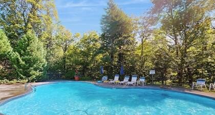 Ski-in/ski-out townhouse w/ trail access, fireplace, balcony, pool, hot tub