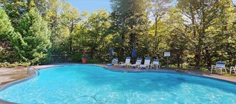 Ski-in/ski-out townhouse w/ trail access, fireplace, balcony, pool, hot tub