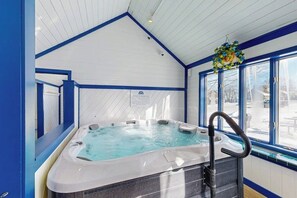 Ein Whirlpool mit Blick ins Freie, mit blau-weißer Innenausstattung und einem Schild an der Wand.