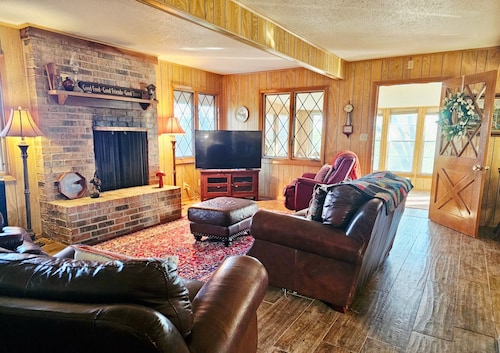 A spacious vintage cabin with 6 bedrooms and 2.5 bathrooms.