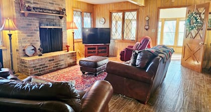 A spacious vintage cabin with 6 bedrooms and 2.5 bathrooms.