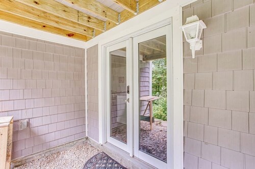 Single-Level Duplex with Fast WiFi & a Full Kitchen - Close to Magic Mountain