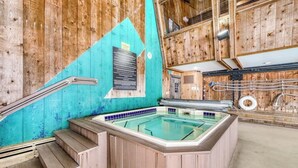 Ein Holzinnenraum mit Whirlpool, Holzstufen und einem Schild an der Wand.