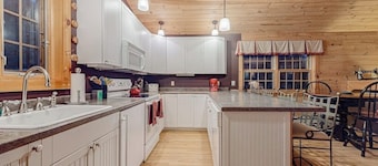 Mountain cabin by skiing with fireplaces & well-equipped kitchen - dog-friendly