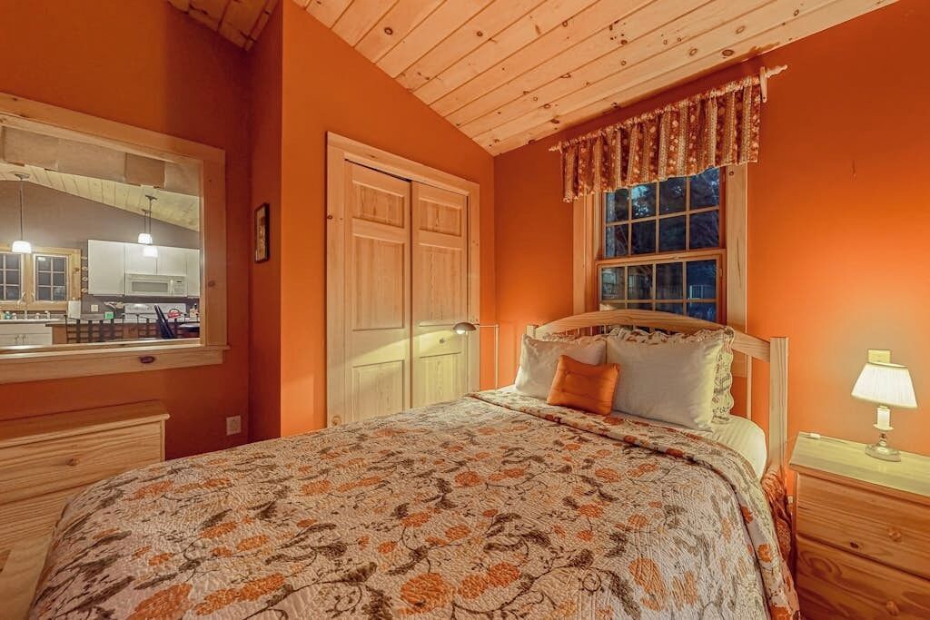 Escritorio, tabla de planchar con plancha, wifi gratis y ropa de cama 