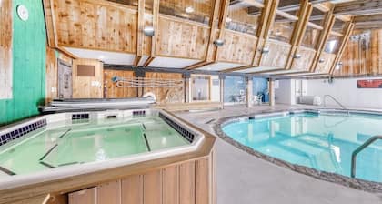 Classic Vermont cabin with forest views, pools, hot tub & gym
