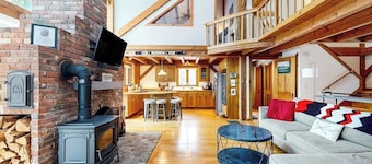 Idyllic lodge on 16-acres with fire pit & amazing views of Mt Snow- near skiing