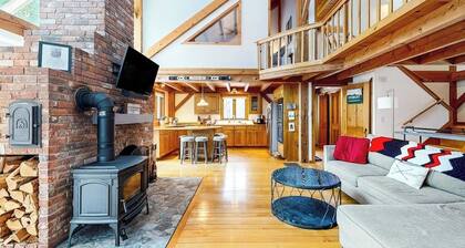 Idyllic lodge on 16-acres with fire pit & amazing views of Mt Snow- near skiing