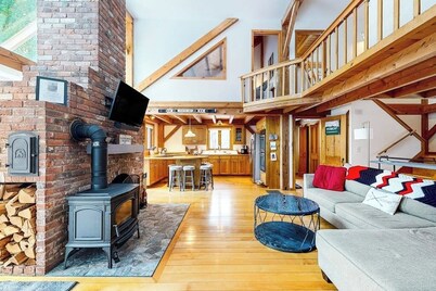 Idyllic lodge on 16-acres with fire pit & amazing views of Mt Snow- near skiing