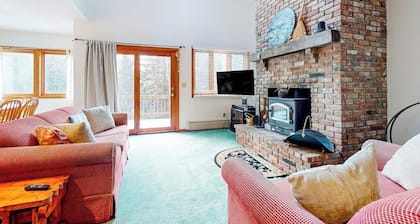2-story mountain condo w/ private deck, close to resort, jetted tub, w/d, wifi