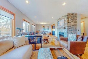 TV, fireplace