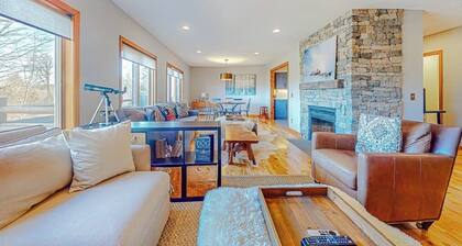 Multi-level resort home near ski resorts with balcony, streaming, W/D