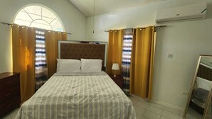 2 bedrooms, iron/ironing board, free WiFi, bed sheets - Charming and tranquil home in gated community! (Portmore)