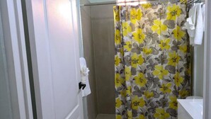 Shower, hair dryer, towels, soap - Charming and tranquil home in gated community! (Portmore)