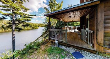 Dog-friendly, lakeside home w/private dock/deck/free WiFi