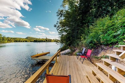 Dog-friendly, lakeside home w/private dock/deck/free WiFi
