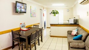 Departamento estándar, patio, vista al mar | Interior