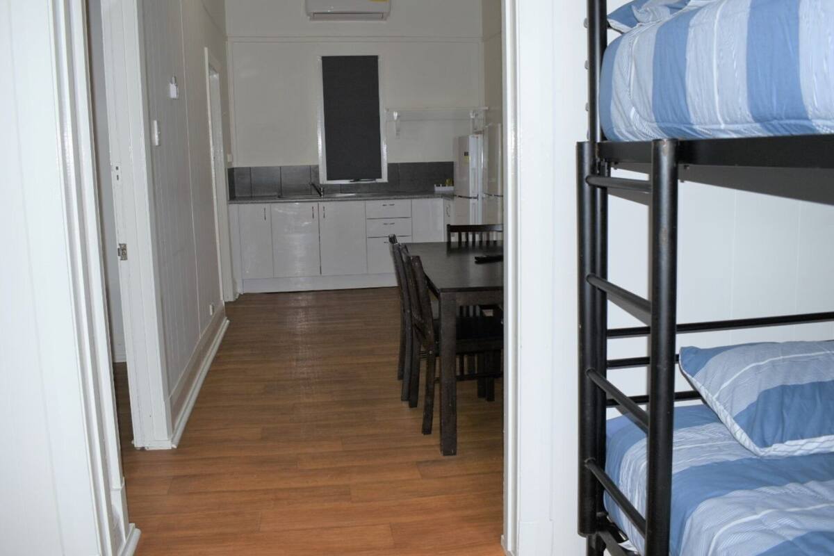 Departamento estándar | Tabla de planchar con plancha y ropa de cama