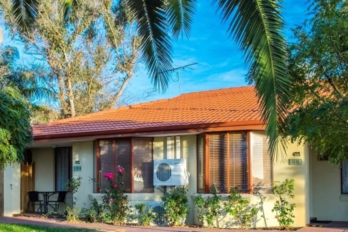 Departamento estándar, patio, vista al mar | Tabla de planchar con plancha y ropa de cama