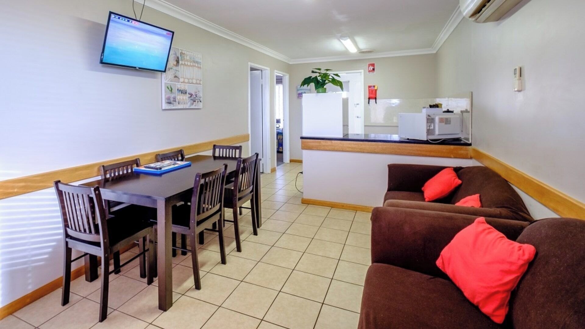 Standard 2 Bedroom Motel - Sleeps 6 | Living area