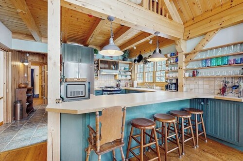 Lakefront house w/ mountain views, waterfront, gameroom, gym, a/c, w/d