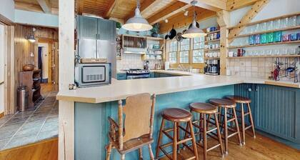 Lakefront house w/ mountain views, waterfront, gameroom, gym, a/c, w/d