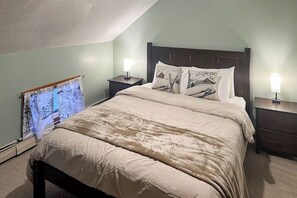 4 bedrooms, free WiFi, bed sheets - Victorian carriage house, close to skiing w/ hot tub, bbq, deck, w/d, wifi (Ludlow)
