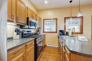 Fridge, microwave, oven, stovetop - Victorian carriage house, close to skiing w/ hot tub, bbq, deck, w/d, wifi (Ludlow)