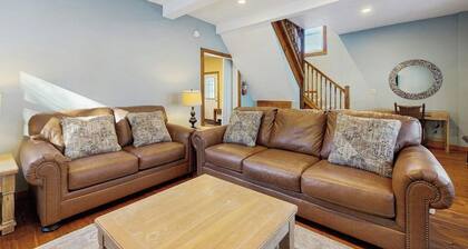 Victorian carriage house, close to skiing w/ hot tub, bbq, deck, w/d, wifi