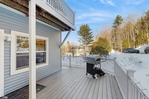 Terrace/patio - Victorian carriage house, close to skiing w/ hot tub, bbq, deck, w/d, wifi (Ludlow)