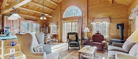Televisión, chimenea y tenis de mesa