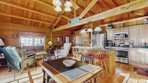 L’intérieur d’une cabane en bois comprend un coin repas, une cuisine et un espace détente.