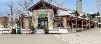 Walk to lifts, condo at Stratton Mountain, fireplace, pool, hot tubs, sauna