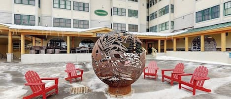 Un edificio con un letrero que dice 'Landmark' y una gran escultura esférica en el centro.