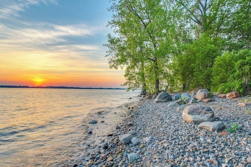 Lakefront Home with Private Beach & Gorgeous Peninsula Location - Dogs OK