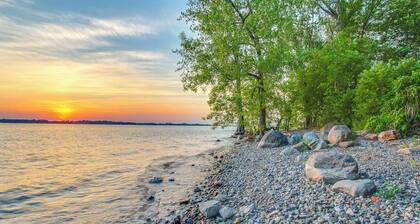 Lakefront Home with Private Beach & Gorgeous Peninsula Location - Dogs OK