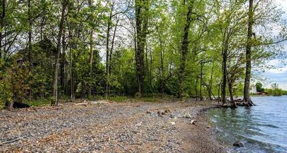 Lakefront Home with Private Beach & Gorgeous Peninsula Location - Dogs OK