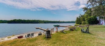 Dog-friendly, porch, kayaks, & million dollar views - right on the water