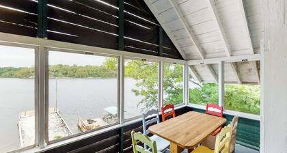Dog-friendly, porch, kayaks, & million dollar views - right on the water