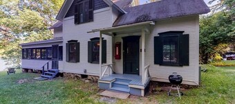 Dog-friendly spacious cabin, screened in porch, & boats right on the lake