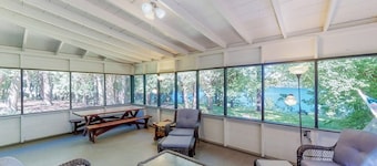 Dog-friendly spacious cabin, screened in porch, & boats right on the lake